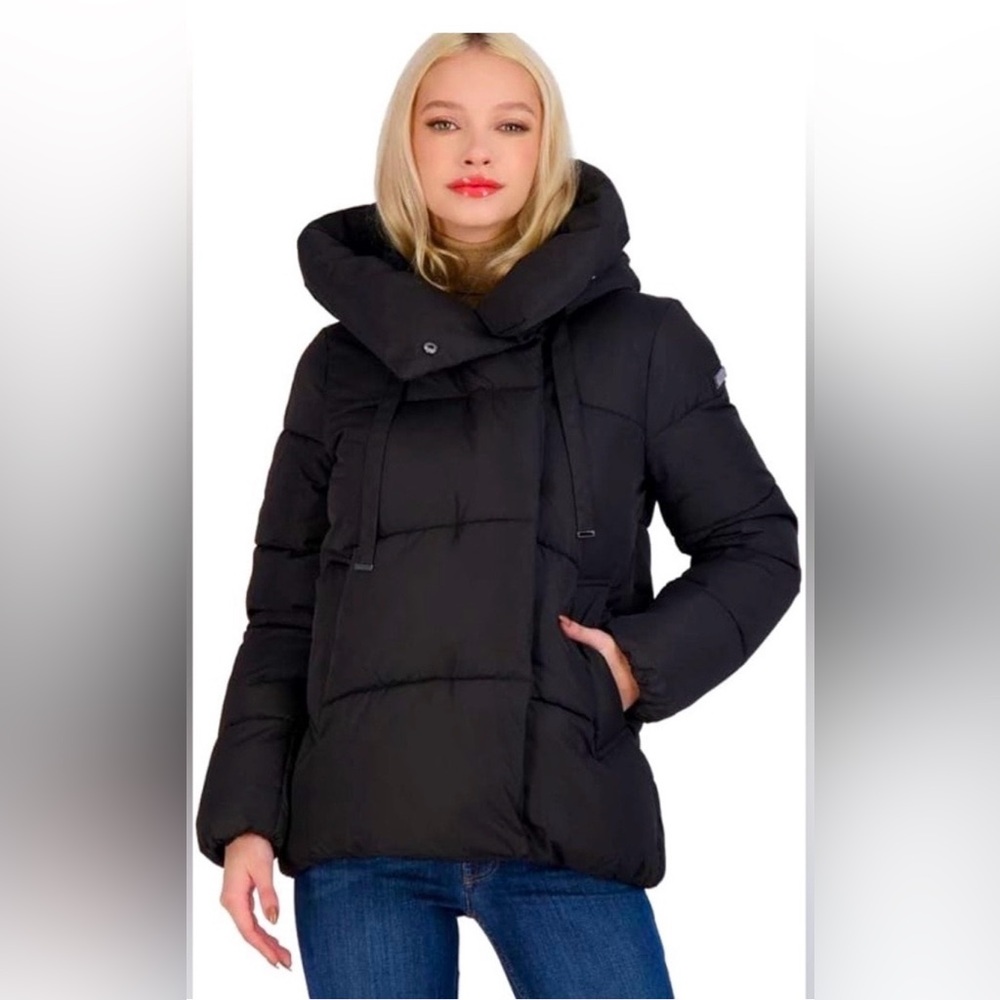 BCBGMaxAzria womens coat black
Size M 
Insulated
BNWT
